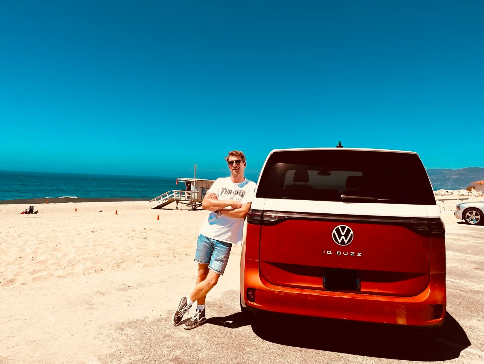 Gründer von 4RAMBLE am Strand mit VW ID. Buzz
